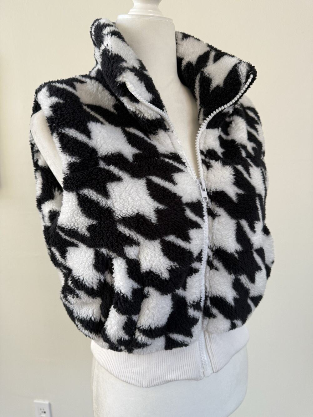 Fashion Nova Women’s Black/White Pockets Faux Fur Short Full Zip Vest Sz S